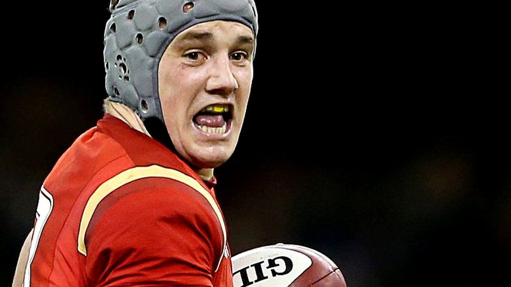 Jonathan Davies heads for the line for Wales against Italy in the 2017 Six Nations