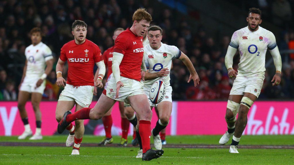 Rhys Patchell playing for Wales against England at Twickenham in 2018