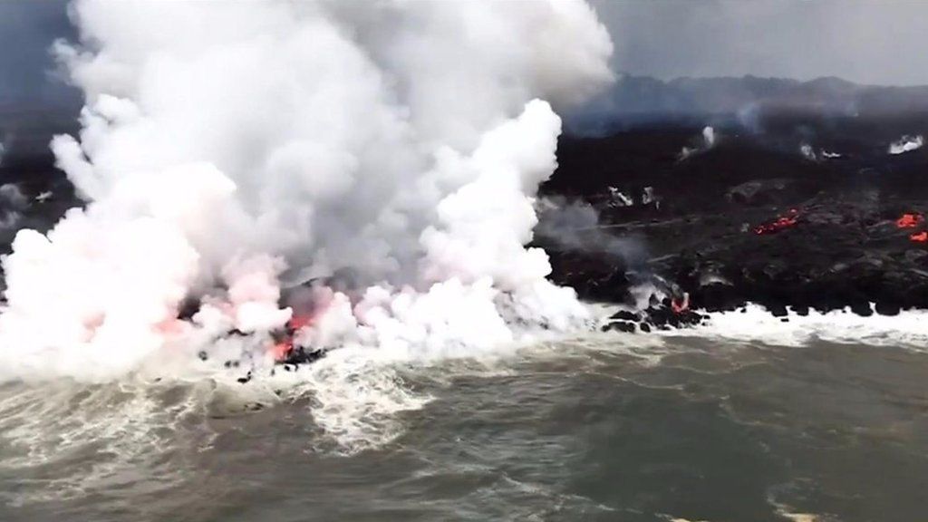 Hawaii: Footage shows Kilauea volcano erupting again - BBC News