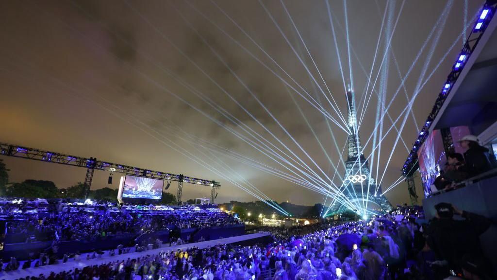 Light show at the Eiffel Tower 