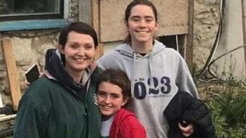 Úna Bowden and daughters Saoirse, 9, and 14-year-old Ciara
