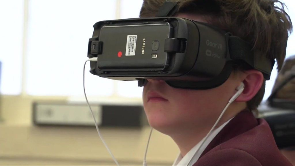 A pupil in a virtual reality lesson.