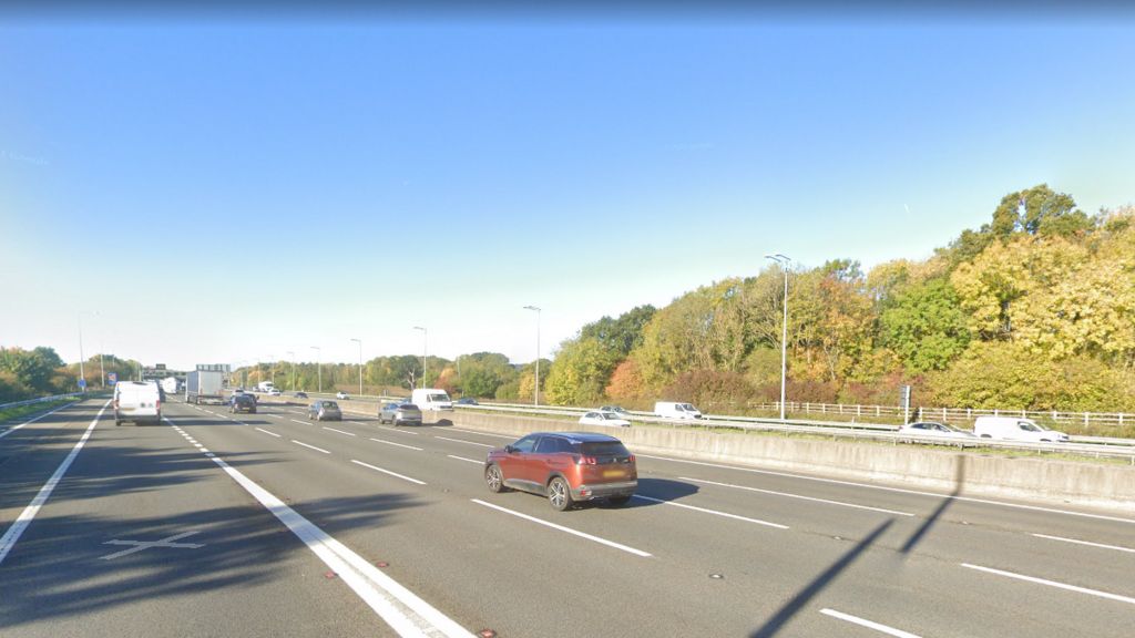 Child, 10, seriously injured in M25 crash in Surrey - BBC News