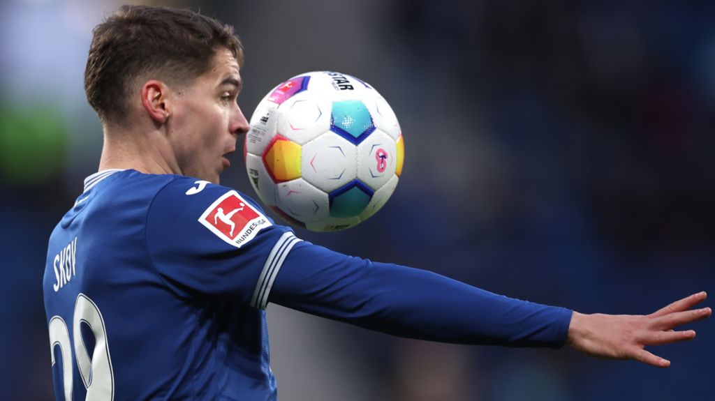 Robert Skov controls the ball during Hoffenheim's Bundesliga match with Heidenheim in January 2024