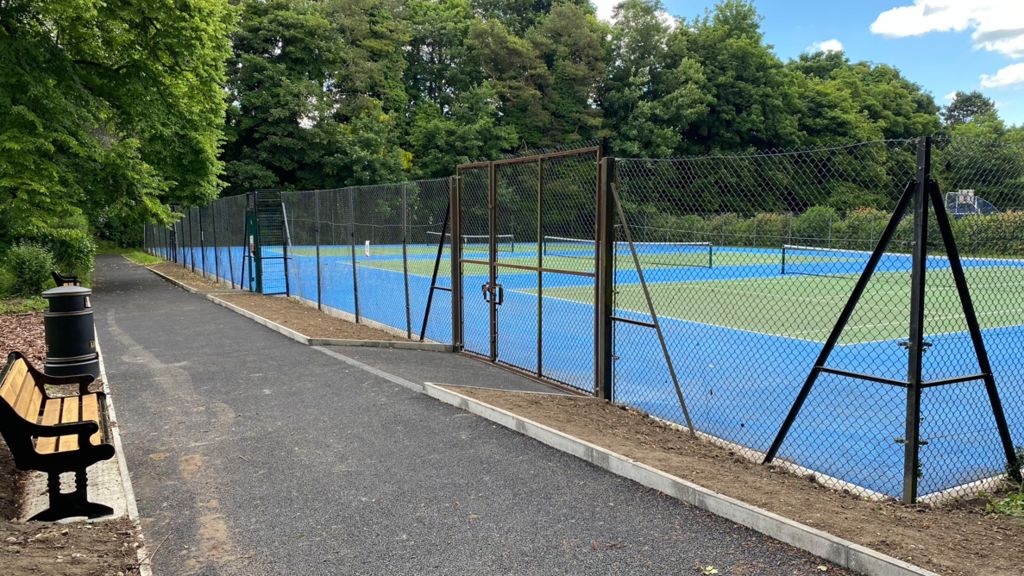 New Quarry Road Tennis Courts showing black fencing and a blue base on the courts