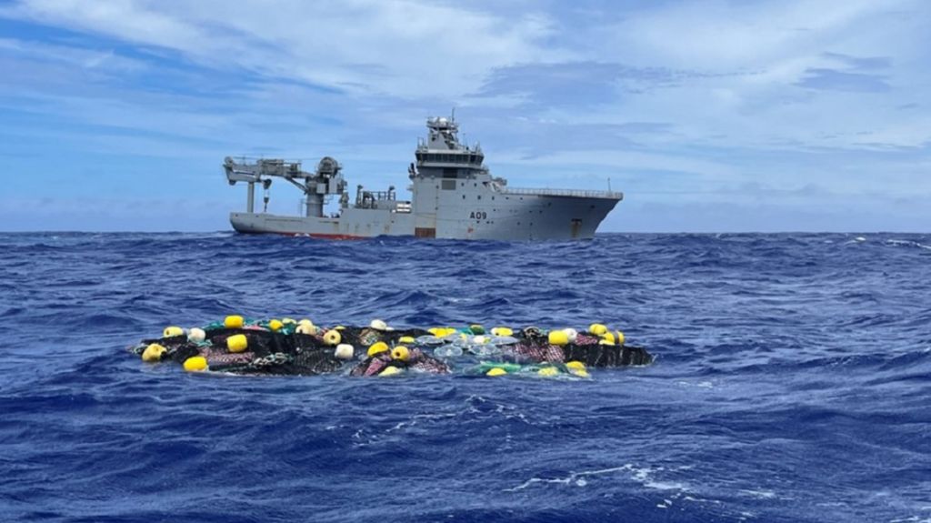 A New Zealand naval ship near the stash of cocaine parcels found floating in the Pacific Ocean