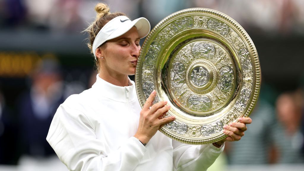 Marketa Vondrousova of the Czech Republic kisses the Venus Rosewater Dish