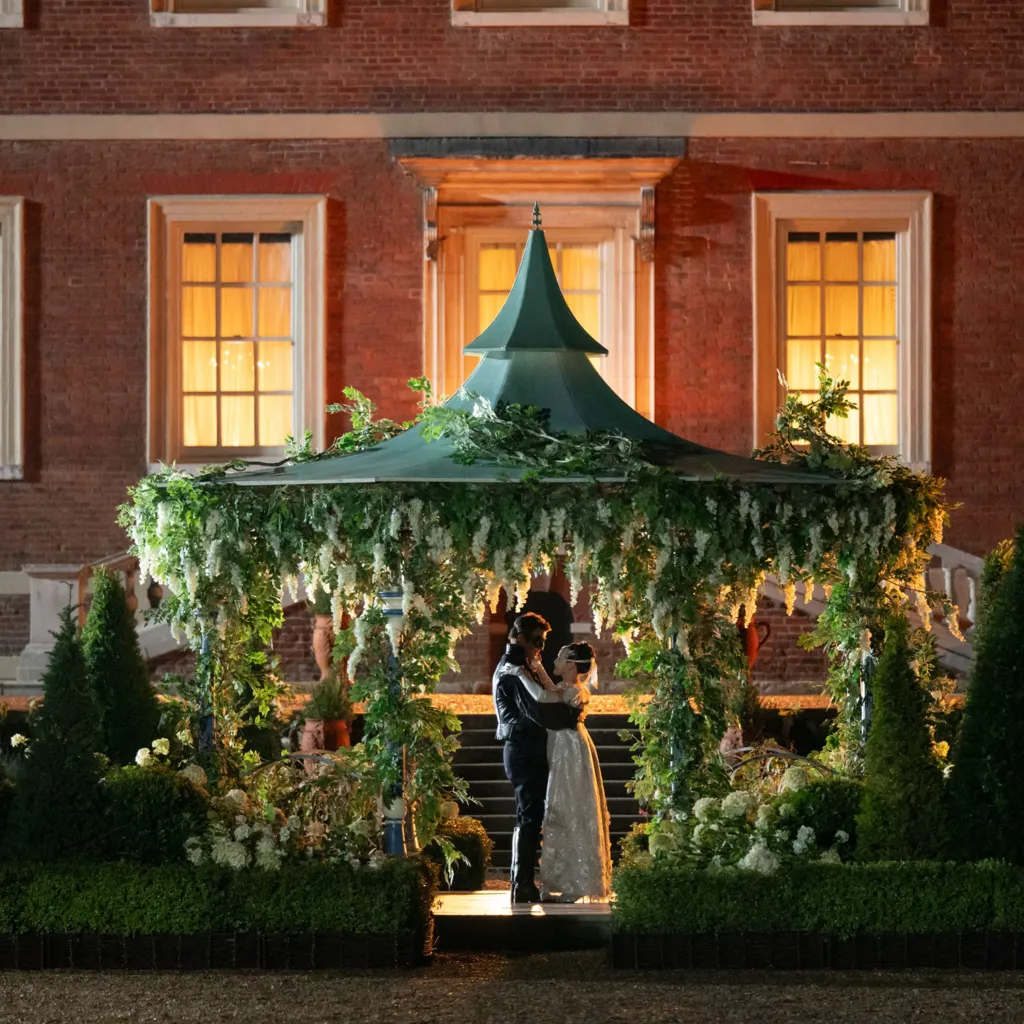 Luke Thompson as Benedict Bridgerton, Yerin Ha as Sophie Baek in episode 401 of Bridgerton. Cr. Liam Daniel/Netflix