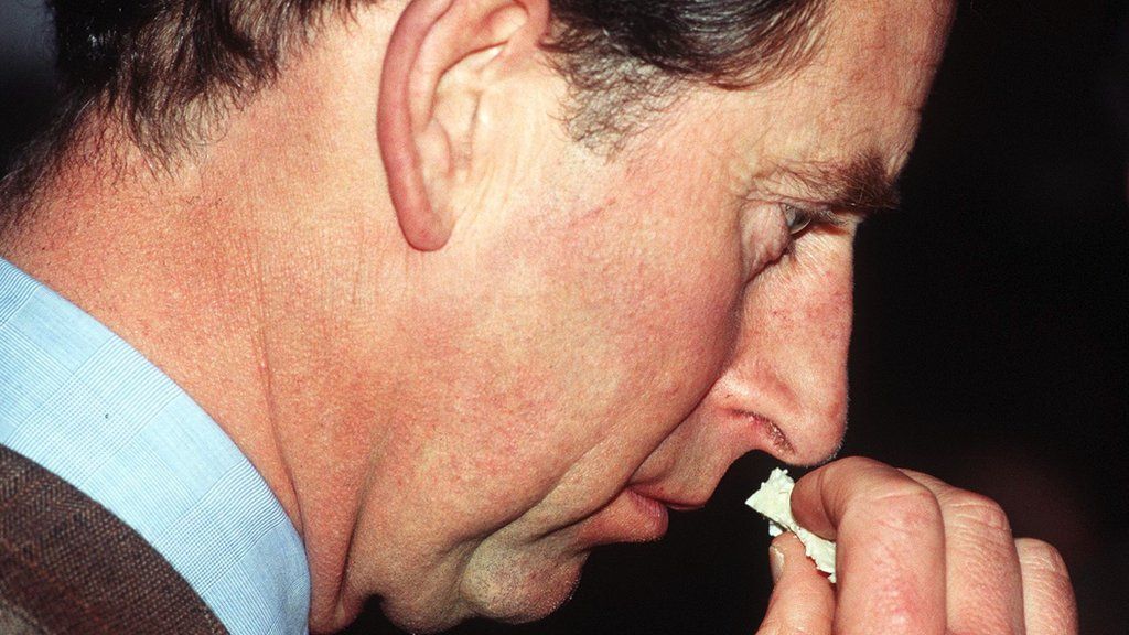 Принц Чарльз нюхает сыр в 1995 году