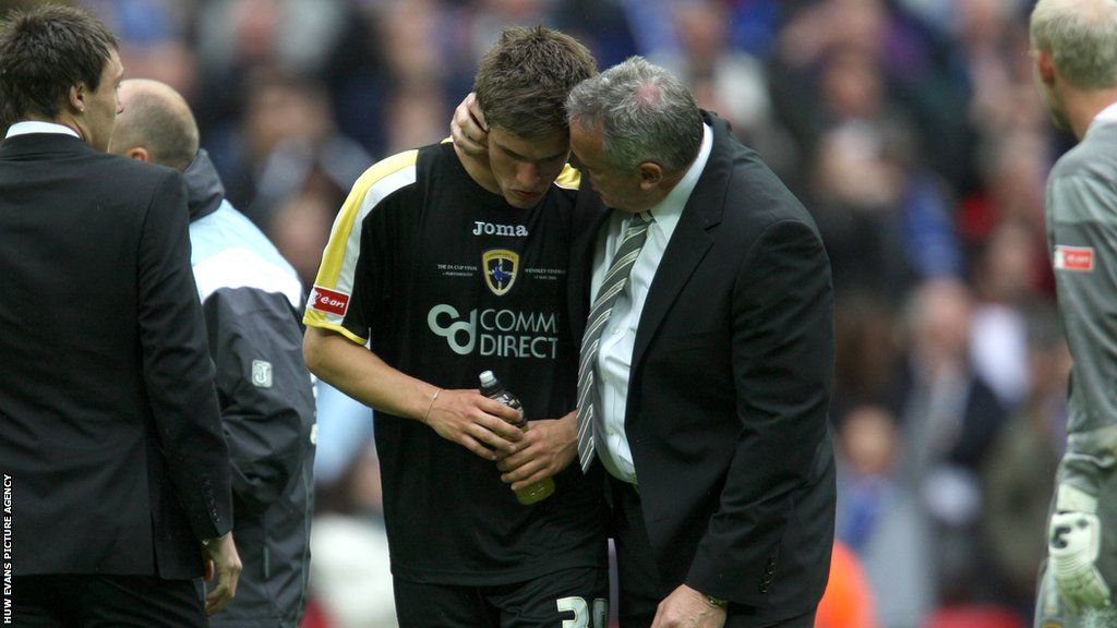 Dave Jones consoles Aaron Ramsey after defeat to Portsmouth in the 2008 FA Cup final