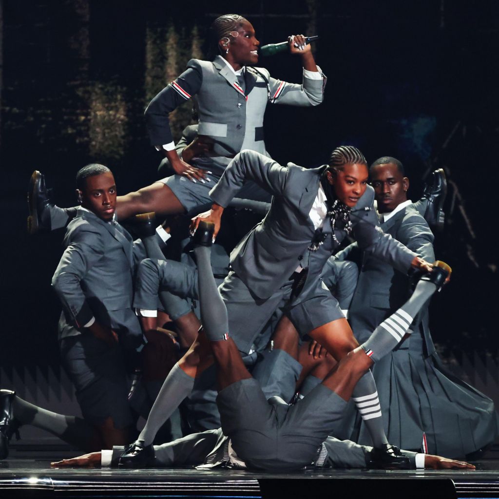 Doechii performs the splits while being held aloft by dancers at the Grammy Awards