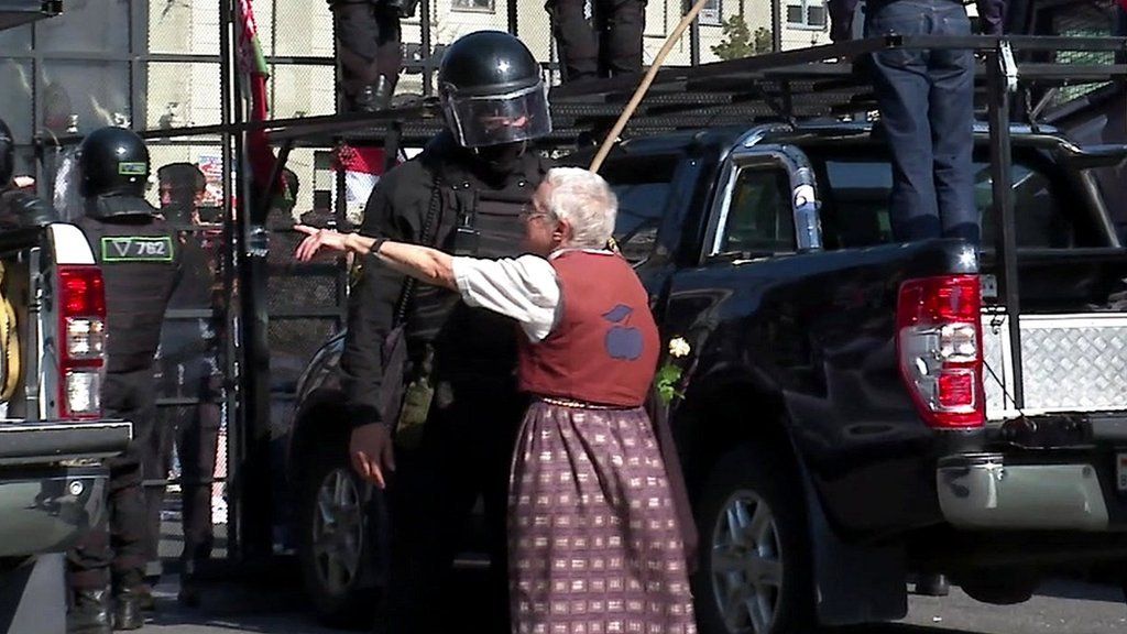 Nina Baginskaya confronts Belarus police