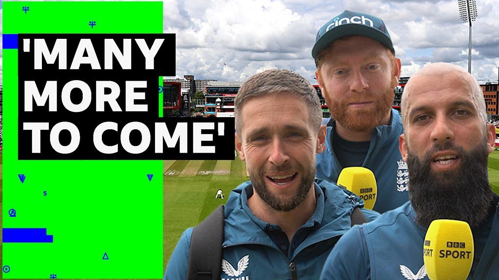 England team-mates congratulate Broad on 600 wickets