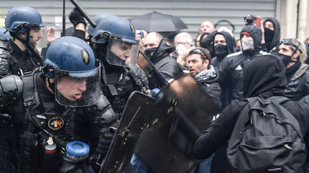 Police clash with protesters in Paris