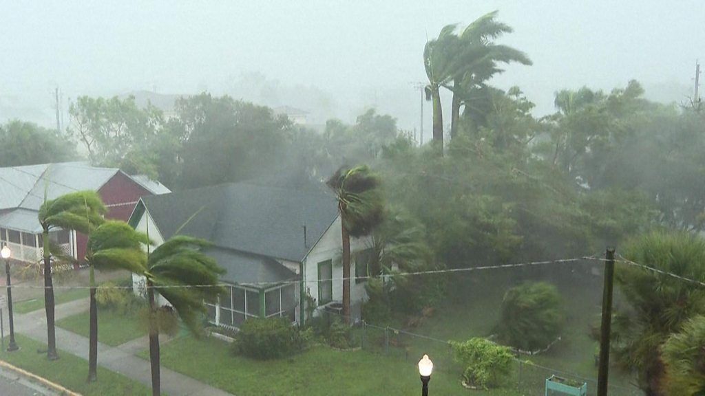 Hurricane Ian 150mph Winds Batter Florida Bbc Newsround 1328