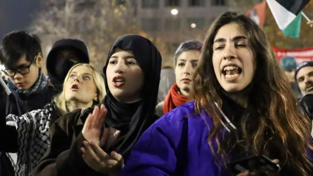 CREEPY ANTISEMITES PROTESTED AGAINST FRIENDLY ISRAEL-FRANCE FOOTBALL MATCH 🤮