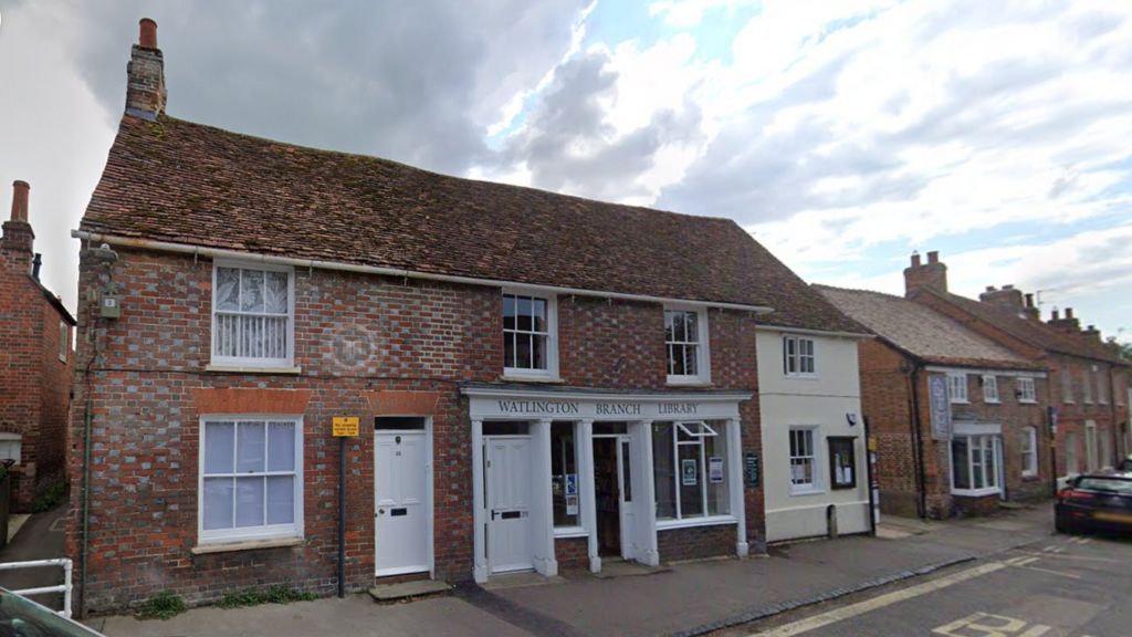 33 High Street in Watlington and the neighbouring Watlington Branch Library