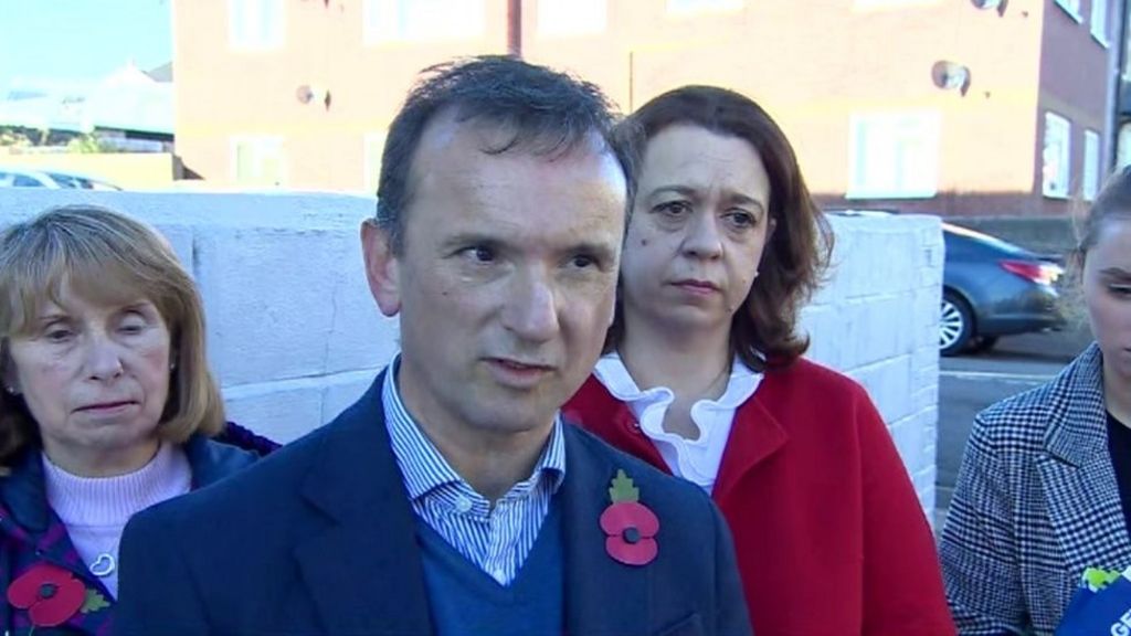 Cairns yn gwrthod ateb cwestiynau am achos Ross England