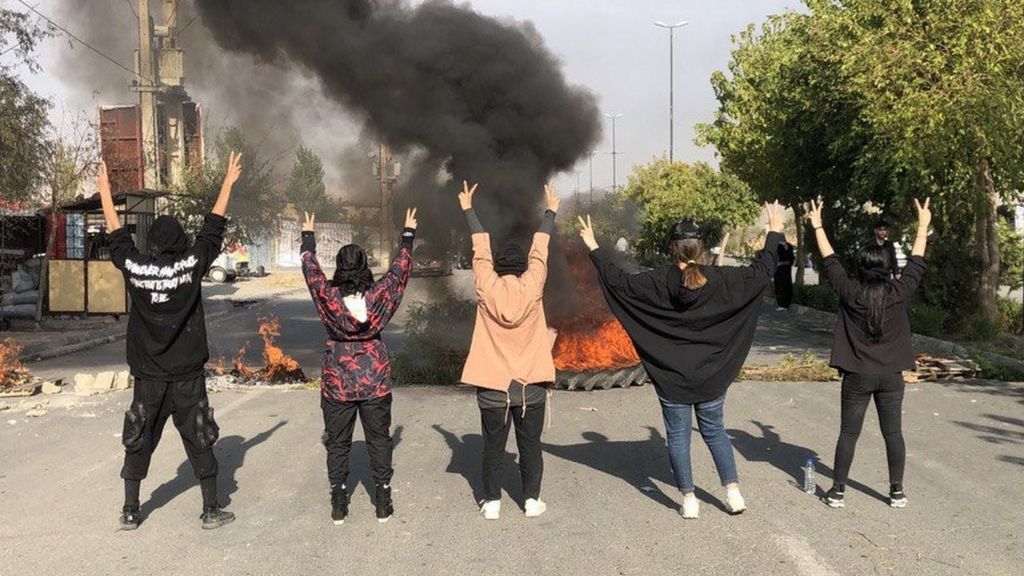 A photo posted online by Kurdish rights group Hengaw reportedly showing female protesters without headscarves in Saqqez, Iran (26 October 2022)
