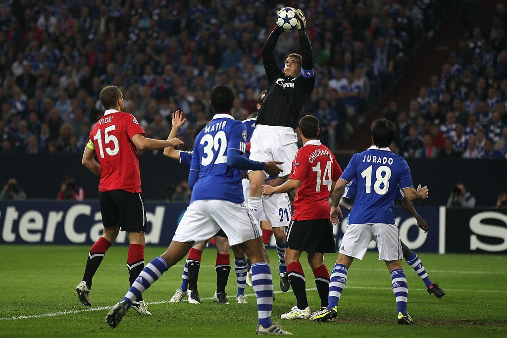 Manuel Neuer catches a cross ahead of a clutch of Manchester United players, including Nemanja Vidic