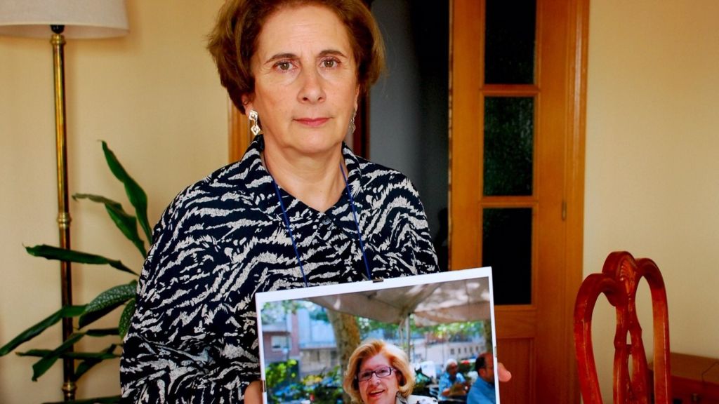 Rosana Castillo holds picture of her mother