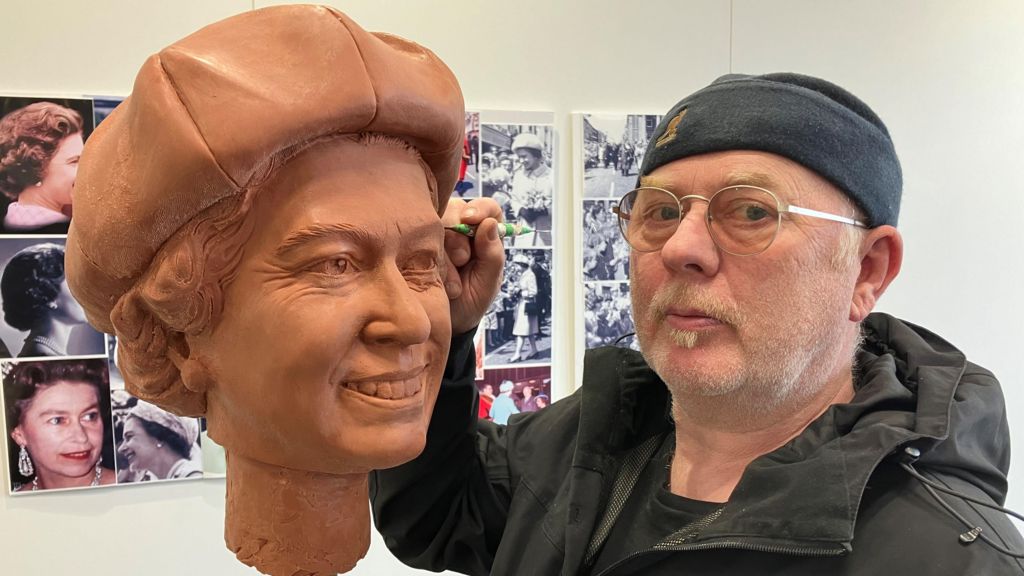 Andy Edwards with Queen Elizabeth II statue head