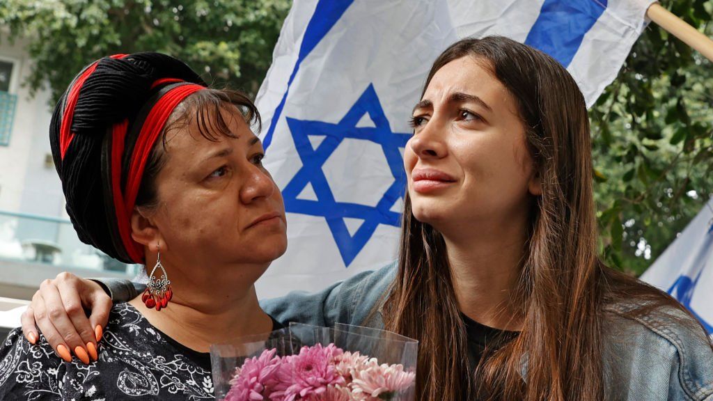 Two women cry at scene of attack in Tel Aviv (08/04/22)