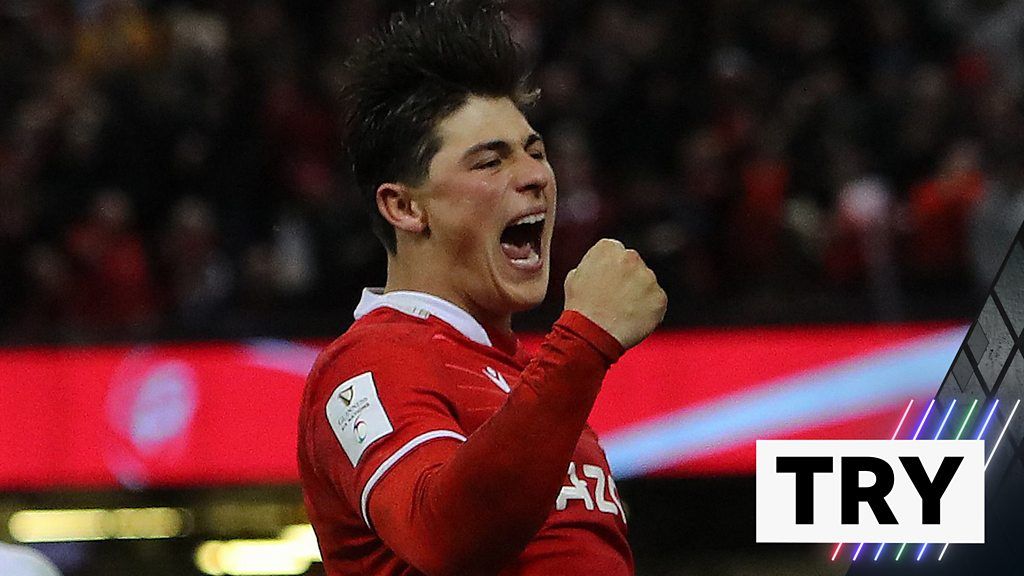 Rees-Zammit pounces to score long-range try for Wales