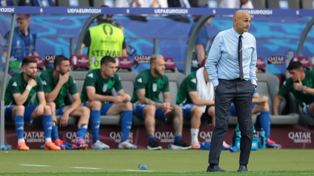 Luciano Spalletti with his hands in his pockets on the touchline