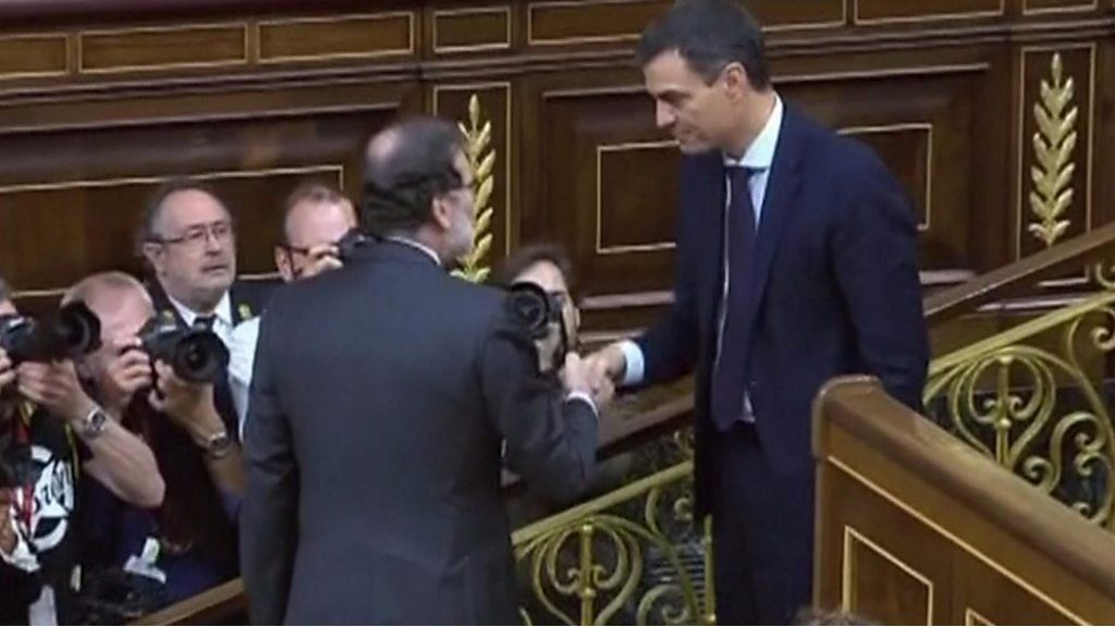 Mariano Rajoy and Pedro Sanchez shake hands