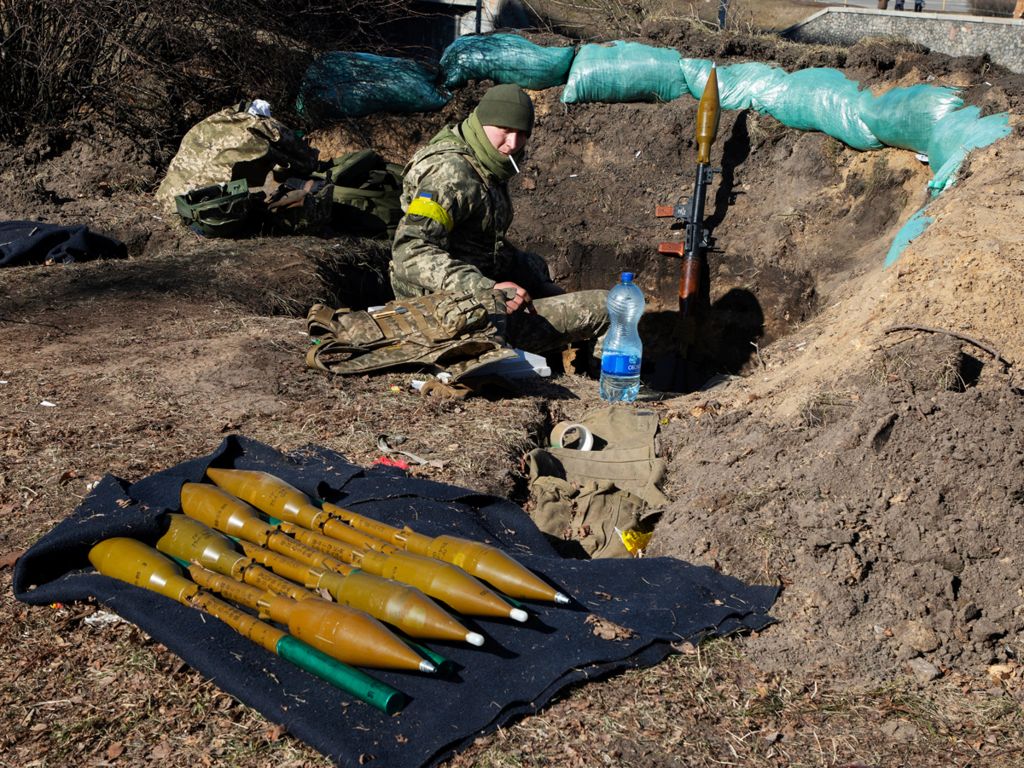 Ukrajinski vojnik sa raketnim bacačima u rovu u Kijevu, 28. februara 2022