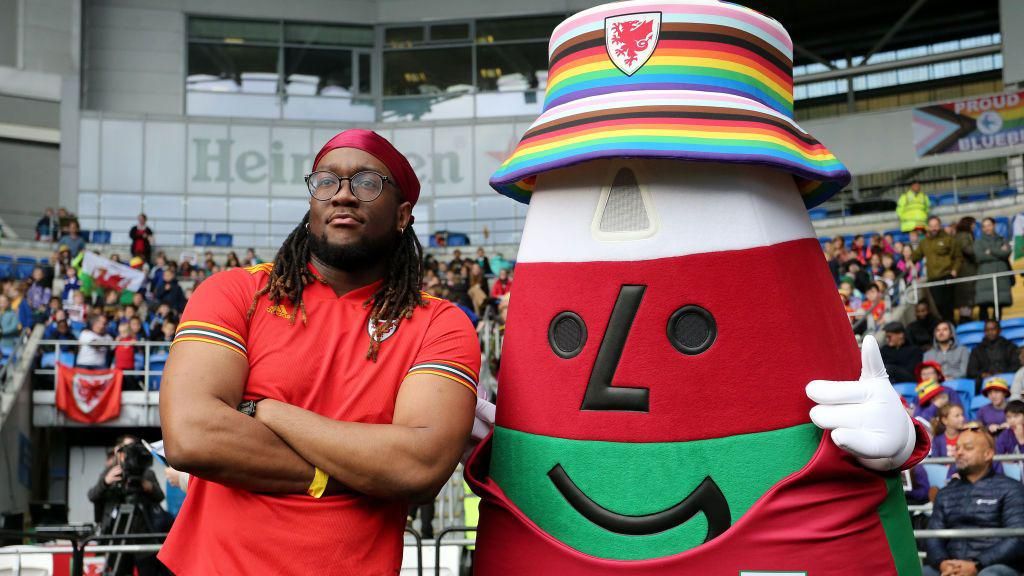 Mistar Urdd, the Urdd's official mascot, poses with Welsh rapper Sage Todz