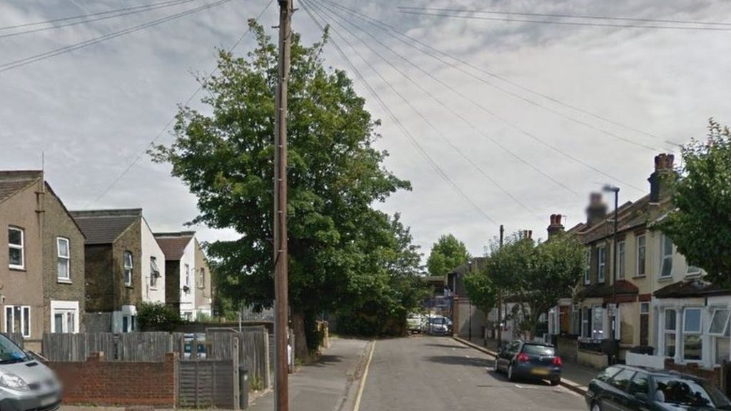 Man and woman hurt in Croydon 'hammer attack' - BBC News - BBC News