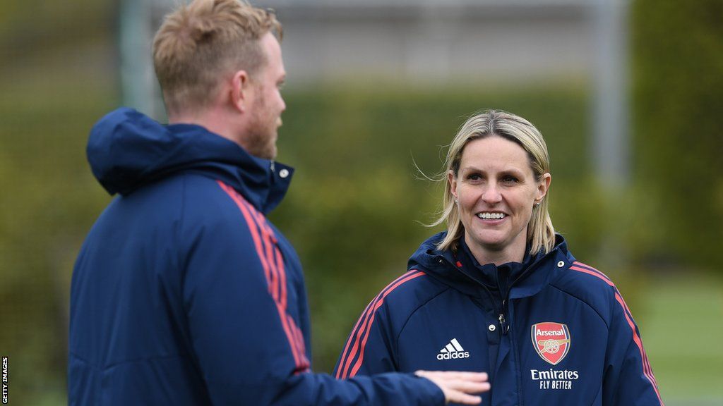 Jonas Eidevall and Kelly Smith speaking at an Arsenal training session