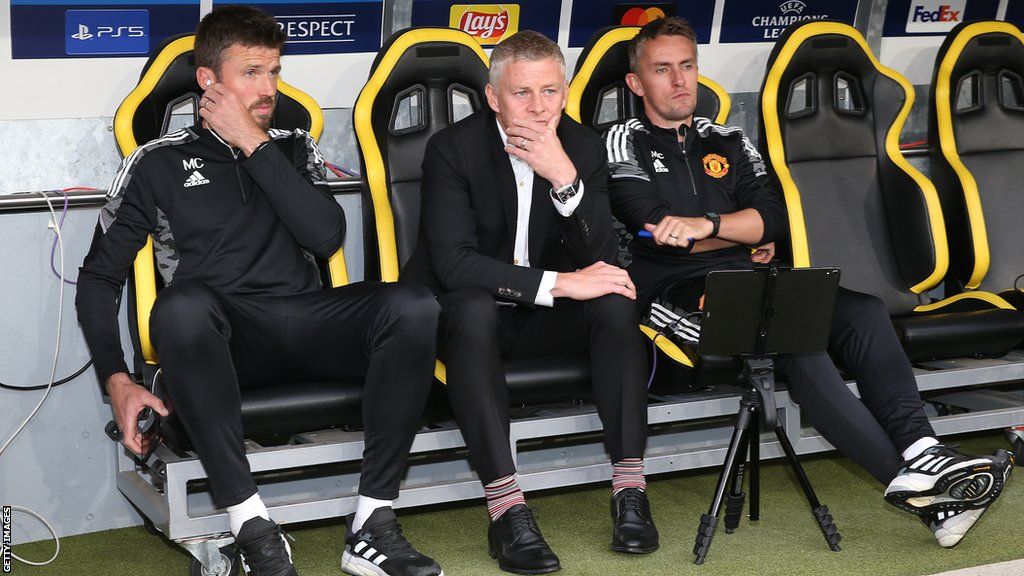 (l to r) Michael Carrick, Ole Gunnar Solskjaer and Kieran McKenna on the Manchester United bench before a 2021 Champions League game