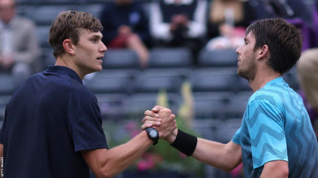 Jack Draper and Cameron Norrie shake hands at Queen's in 2021