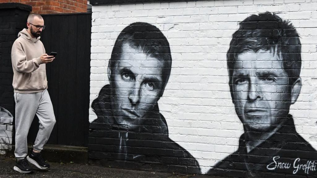 A mural of Liam and Noel Gallagher 