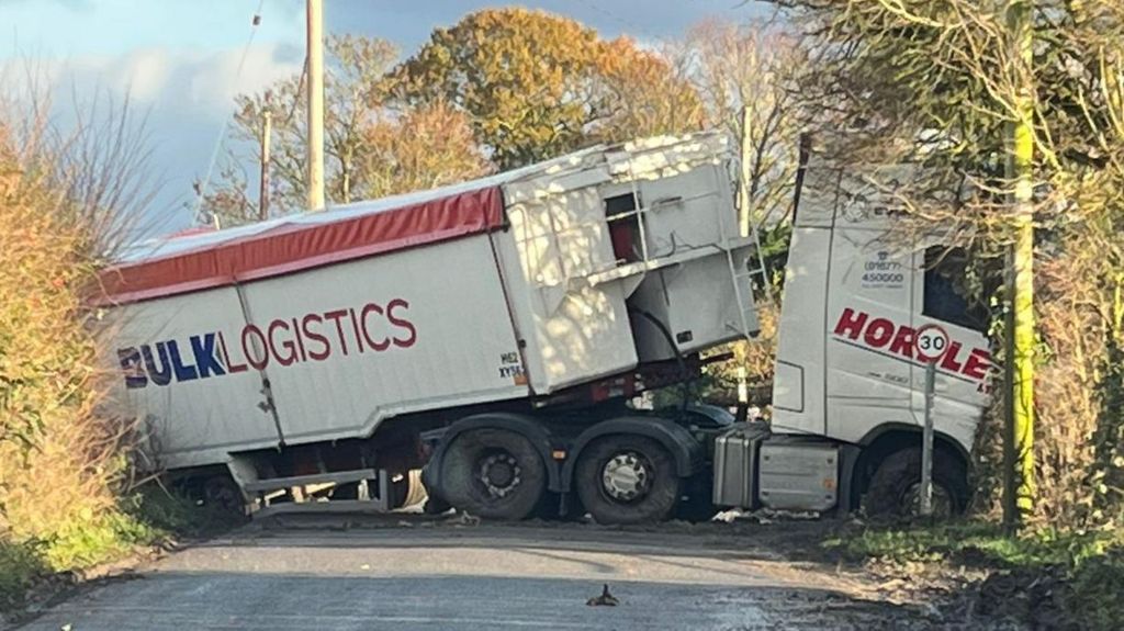 Lorry blocking road near Ilketshall St Andrew