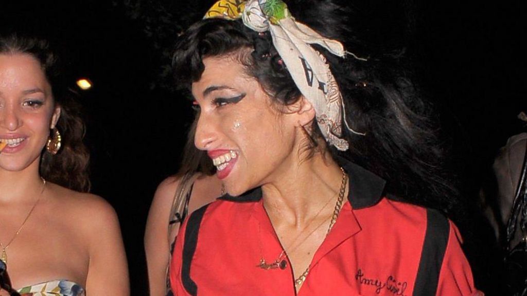 Amy Winehouse wearing the red bowling shirt in 2008