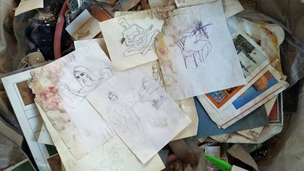 Dibujos y fotos que Zahed encontró cuando regresó a su casa.