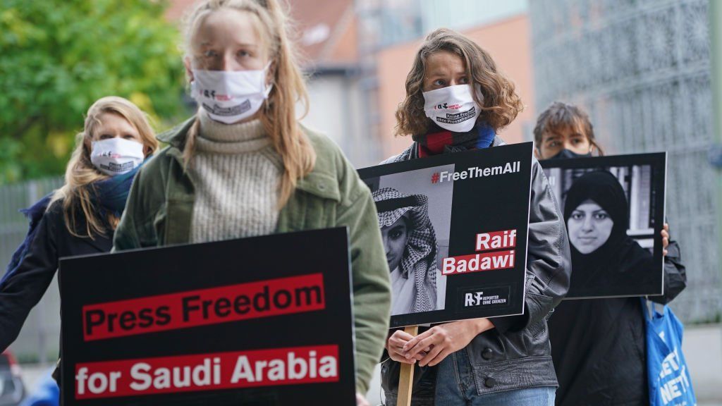 Supporters of Reporters Without Borders hold protest outside Saudi Arabian embassy in Berlin (02/10/20)