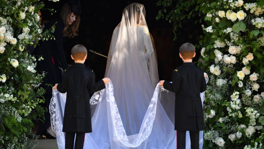 Royal Wedding 2018 Meghan Markle S Givenchy Dress In Detail Bbc
