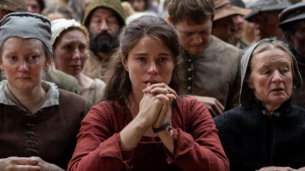 Jessie Buckley's Agnes pressed up against the front of the stage at The Globe Theatre