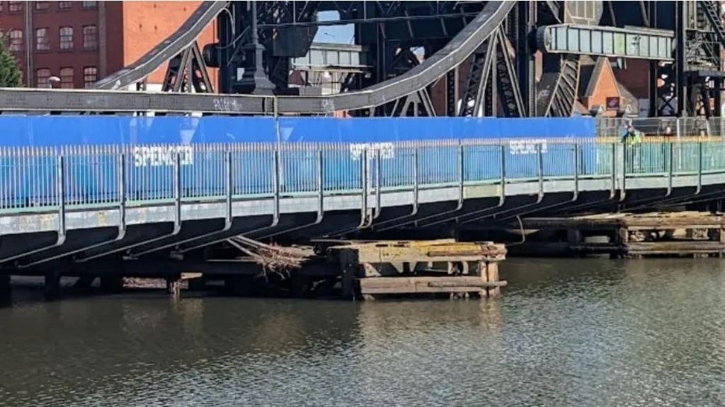 Grimsby Corporation Road Bridge will not have cycle lanes - BBC News