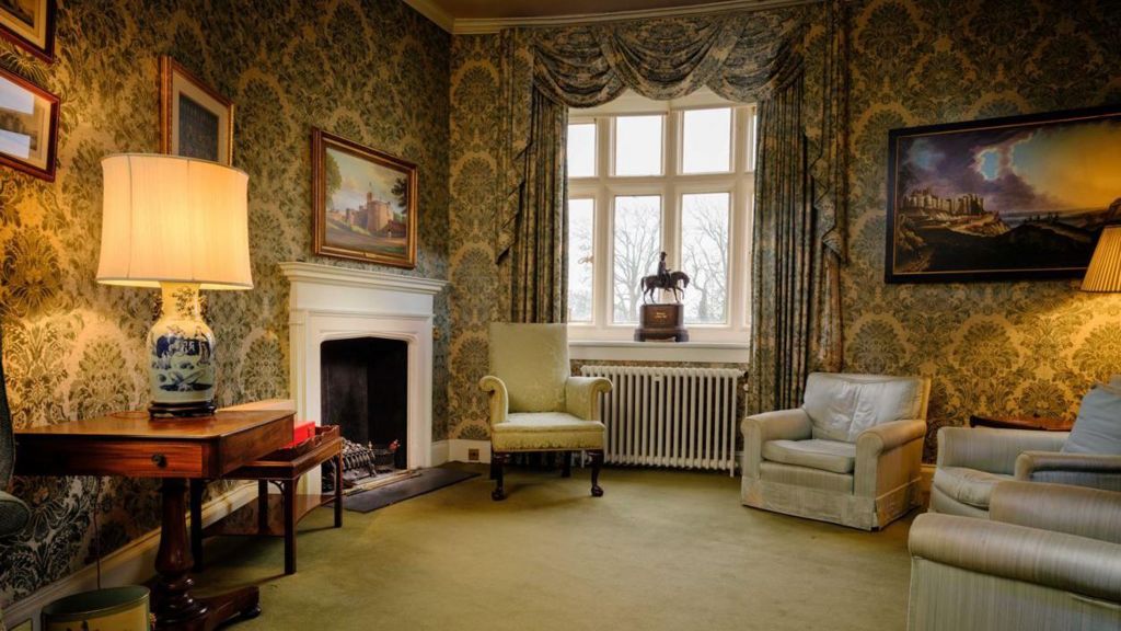 A lavish sitting room in the Lord Warden's apartment