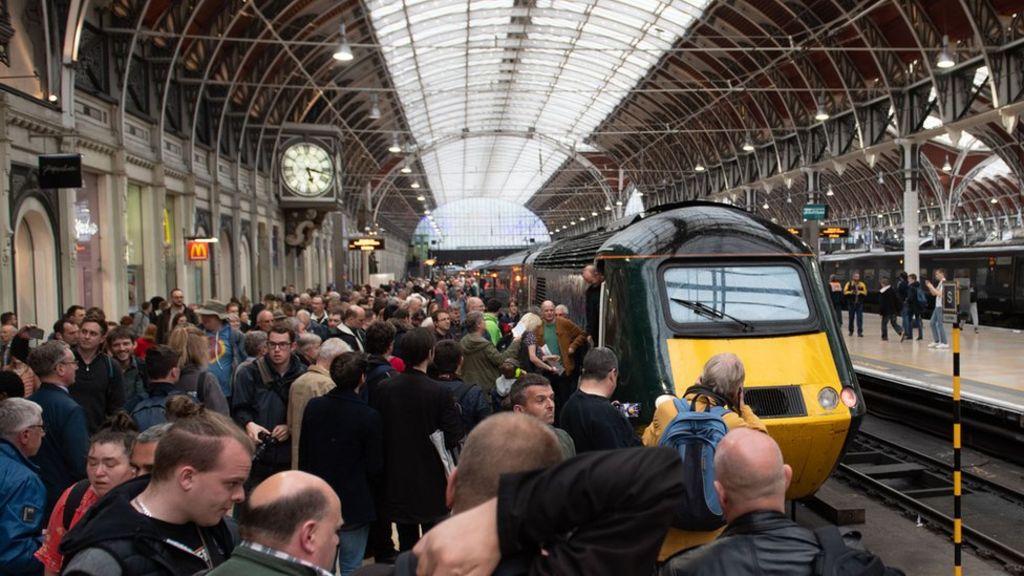 InterCity 125: Hundreds take last HST from London Paddington - BBC News