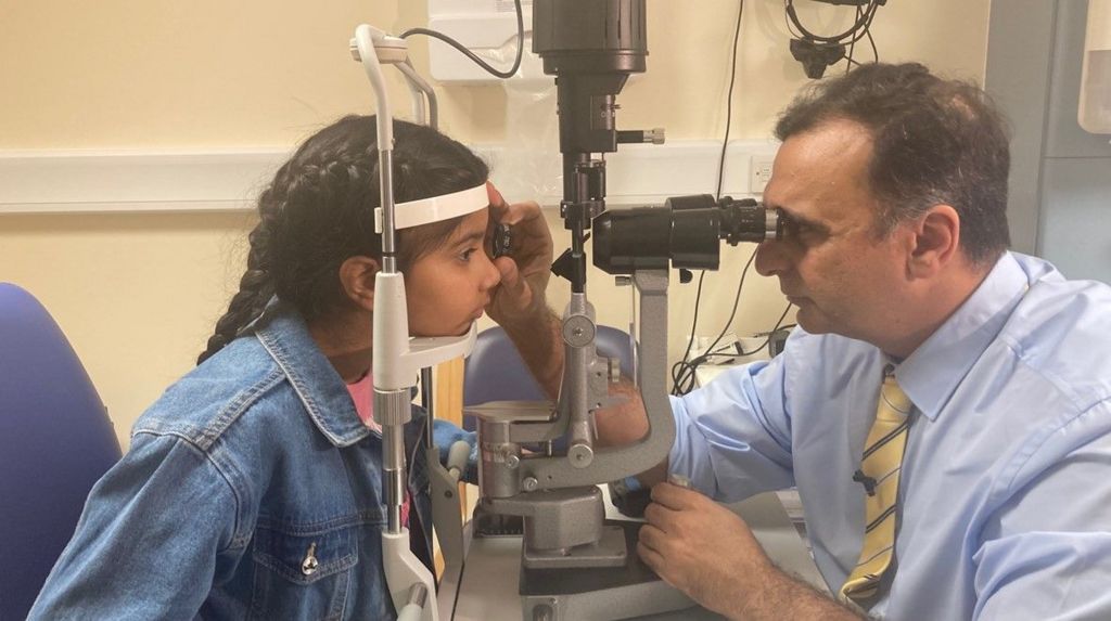 Dr Irfan Jeeva tests Aishwarya's eyesight