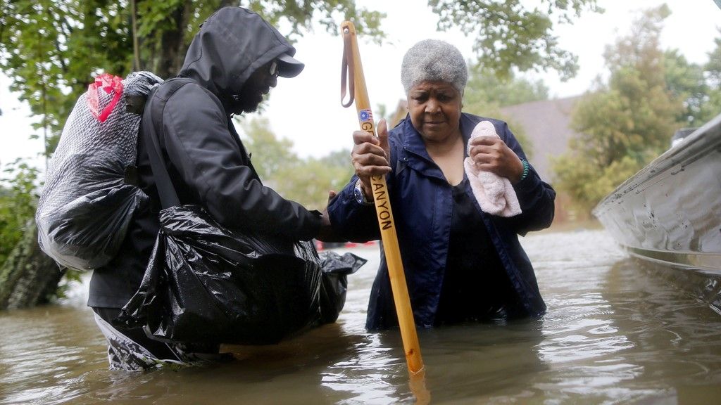 Beyonce Offers Aid To Houston Flood Victims - BBC News