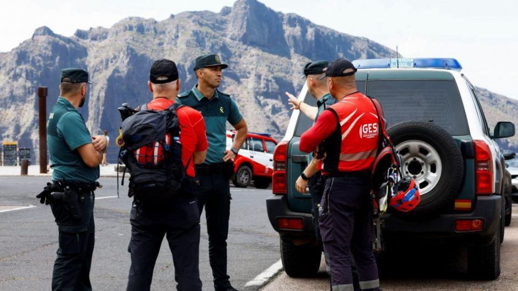 A meeting on a road in mountain as search for missing Brit continues in Tenerife