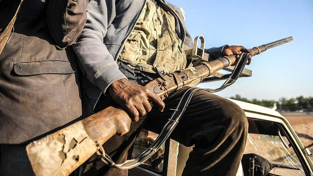 Hombres armados asaltan un orfanato nigeriano y secuestran niños.